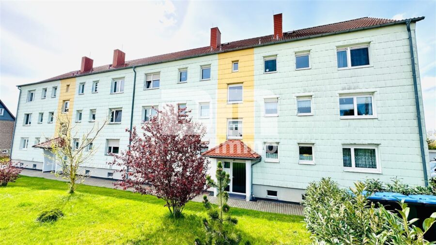 Schöne modernisierte 4 Zimmer Wohnung mit Balkon und Garage - Frontansicht